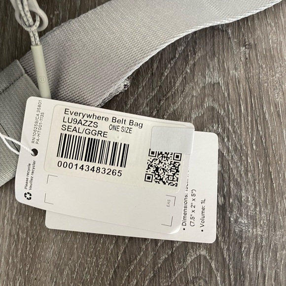 Brand new Lululemon Everywhere Belt Bag grey/ seal grey graphic squares pattern - Picture 10 of 10